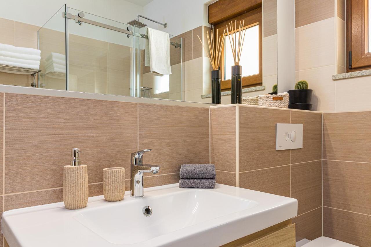 Lovely Istrian Apartment With A Private Swimming Pool And A Charming Garden Banjole Exterior foto